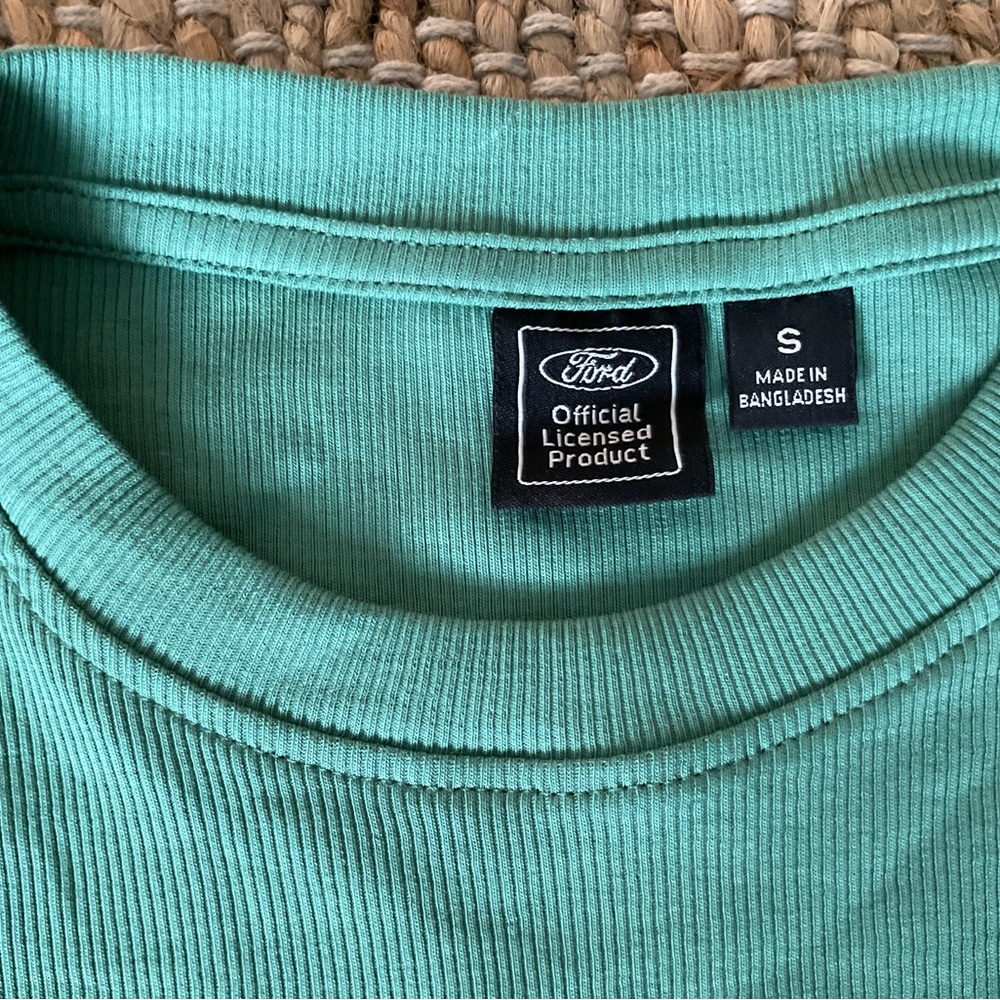 Women’s small green cropped Ford mustang top - Picture 3 of 6
